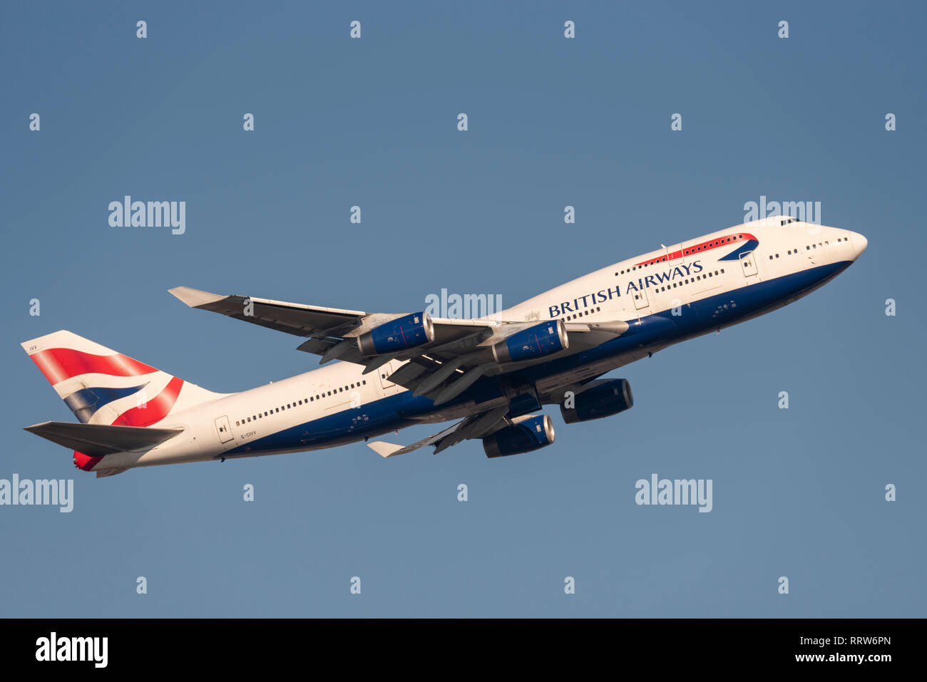 British Airways Boeing 747 Jumbo Jet aereo di linea G-CIVV decolla dall'aeroporto di Londra Heathrow, Regno Unito. Partenza del volo aereo Foto Stock