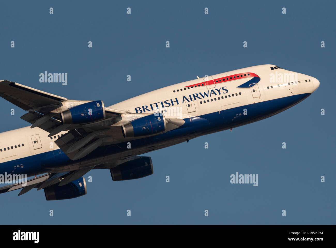 British Airways Boeing 747 Jumbo Jet aereo di linea G-CIVV decolla dall'aeroporto di Londra Heathrow, Regno Unito. Partenza del volo aereo Foto Stock