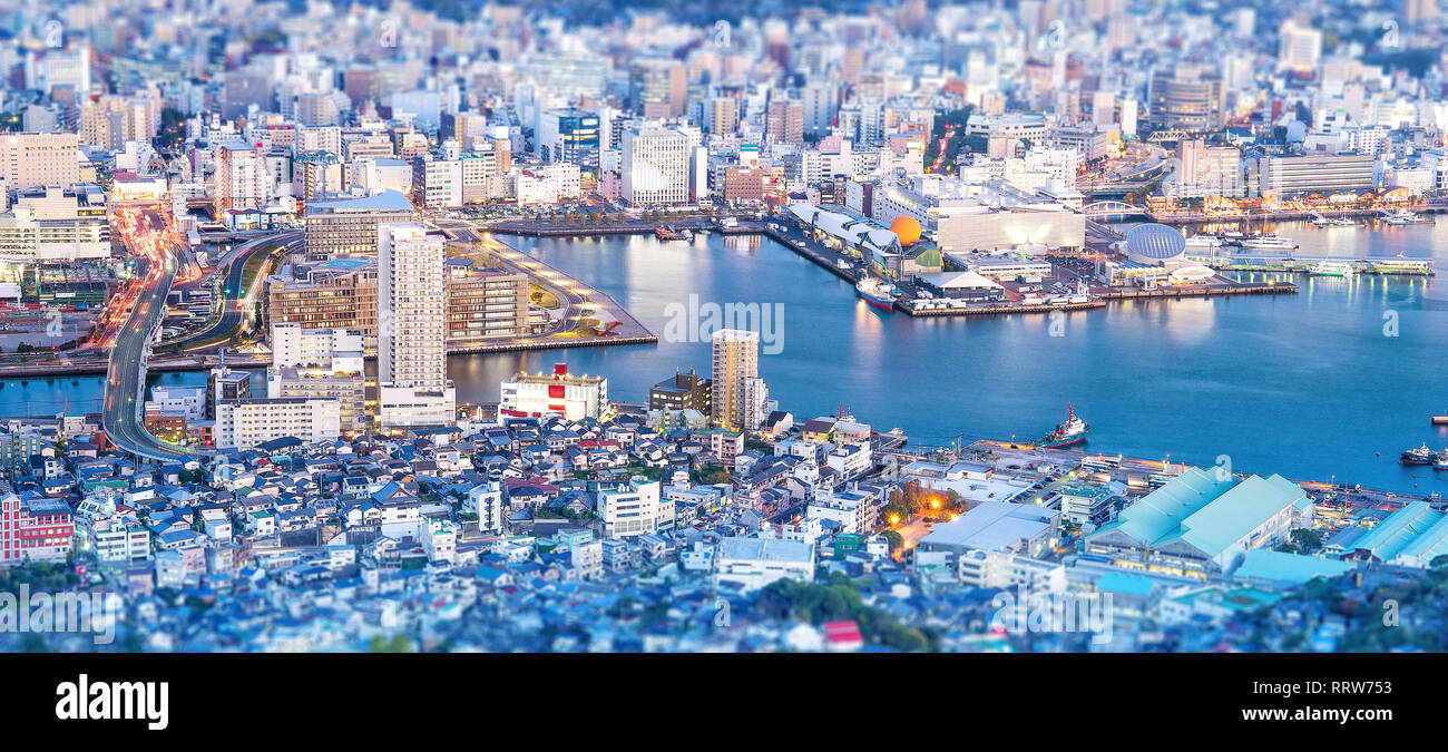 Il concetto di business, tilt shift effetto paesaggio urbano moderno di Nagasaki il tramonto dal monte inasa, il nuovo top 3 nightview del mondo, vista aerea, spazio di copia Foto Stock