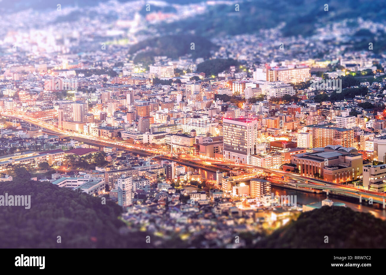 Il concetto di business, tilt shift effetto paesaggio urbano moderno di Nagasaki il tramonto dal monte inasa, il nuovo top 3 nightview del mondo, vista aerea, spazio di copia Foto Stock