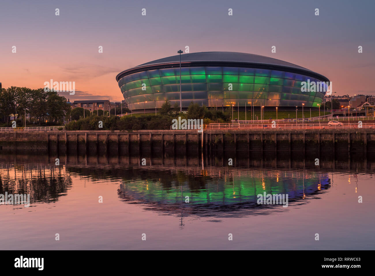 Glasgow/SCOZIA - 20 Settembre 2016: Il SSE idro illuminato in blu e verde e si riflette nel fiume Clyde al tramonto Foto Stock