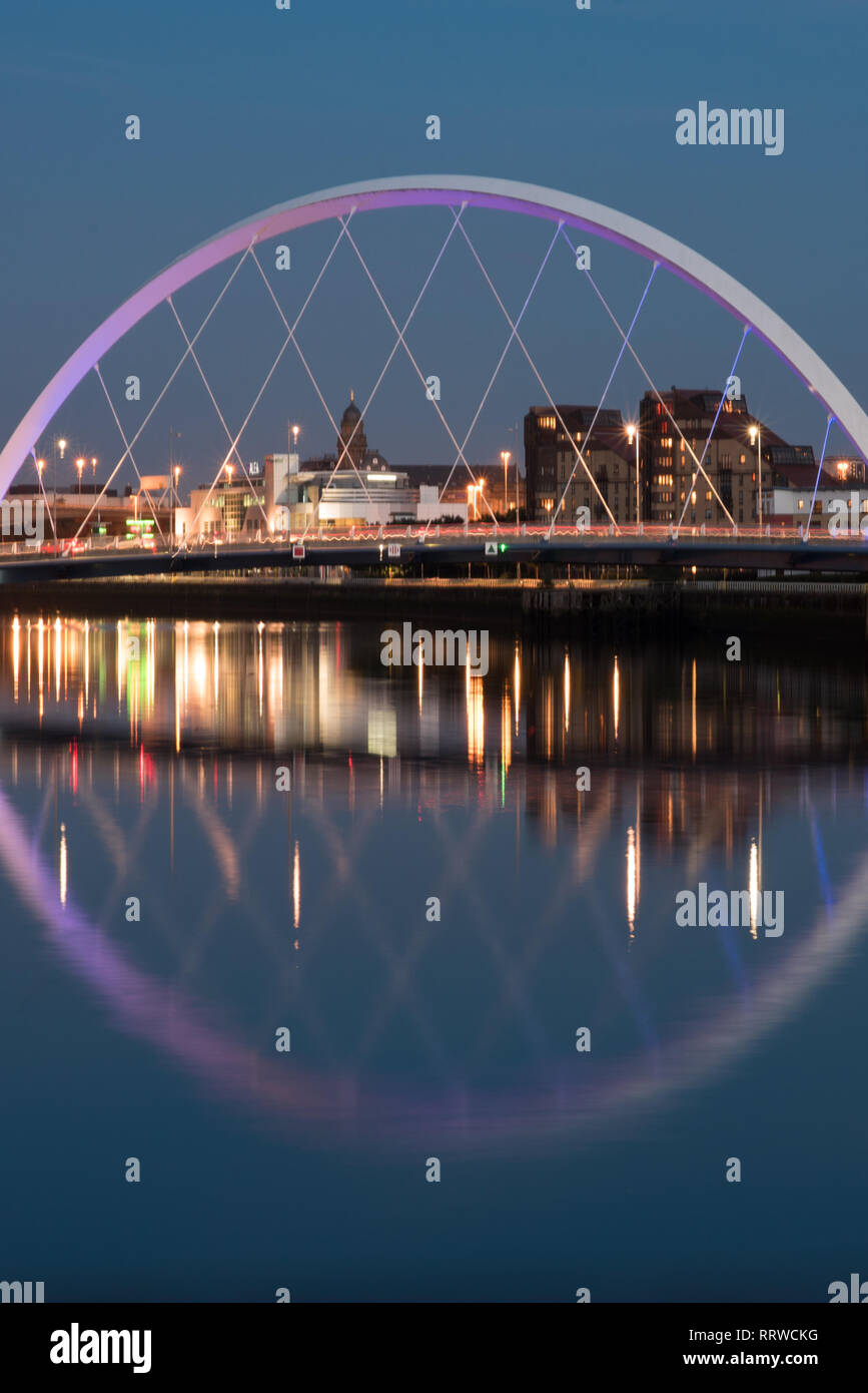 Glasgow/SCOZIA - 20 Settembre 2016: il Clyde arco riflesso nel fiume Clyde di notte, visualizzazione verticale Foto Stock