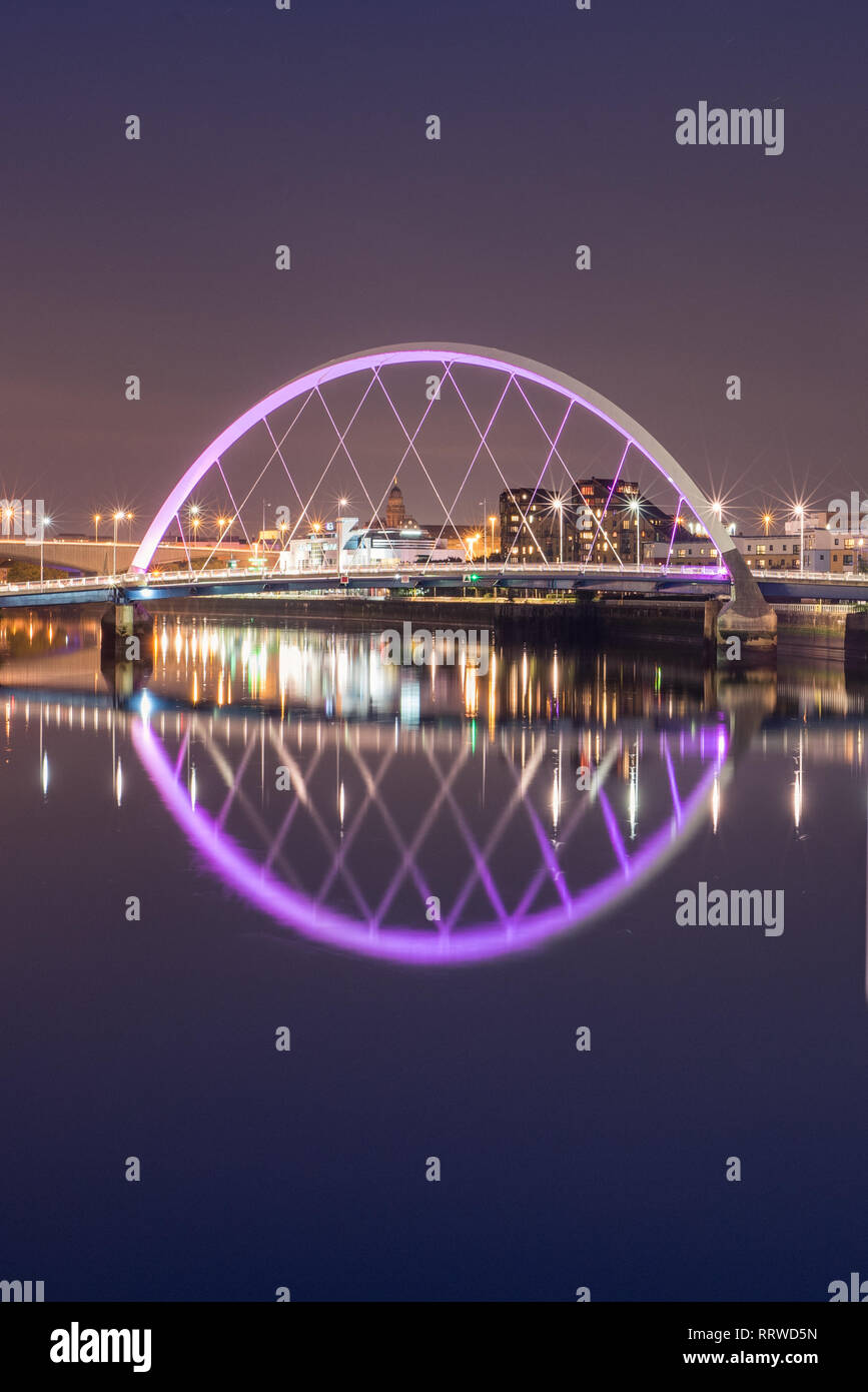 Glasgow/SCOZIA - 20 Settembre 2016: il Clyde arco riflesso nel fiume Clyde di notte, visualizzazione verticale Foto Stock