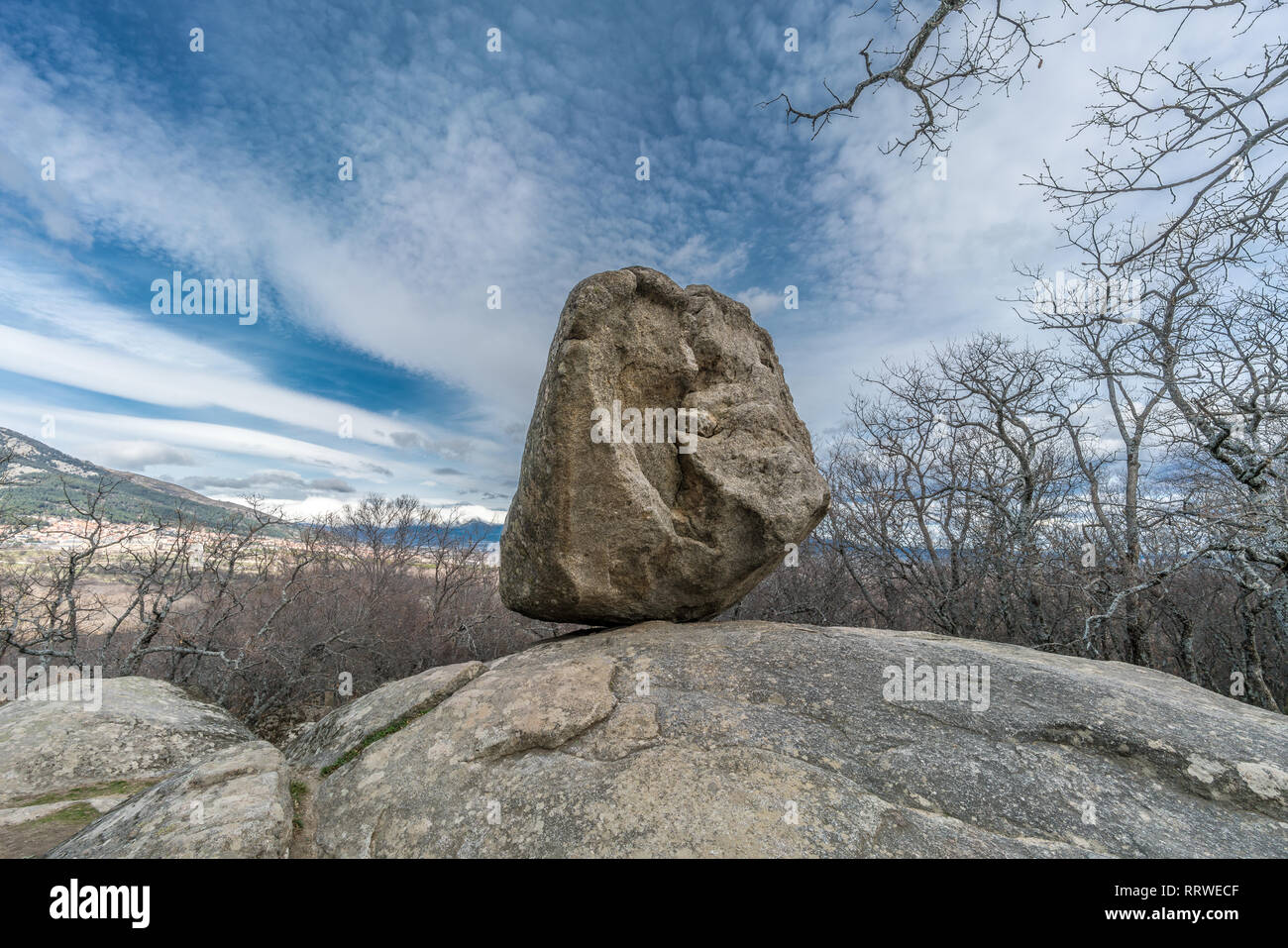 Celtic Vetton luogo sacro (Nemeton), grande masso di granito roccia circondato da alberi a Silla de Felipe II (Filippo II sedia) in montagna Guadarrama Foto Stock