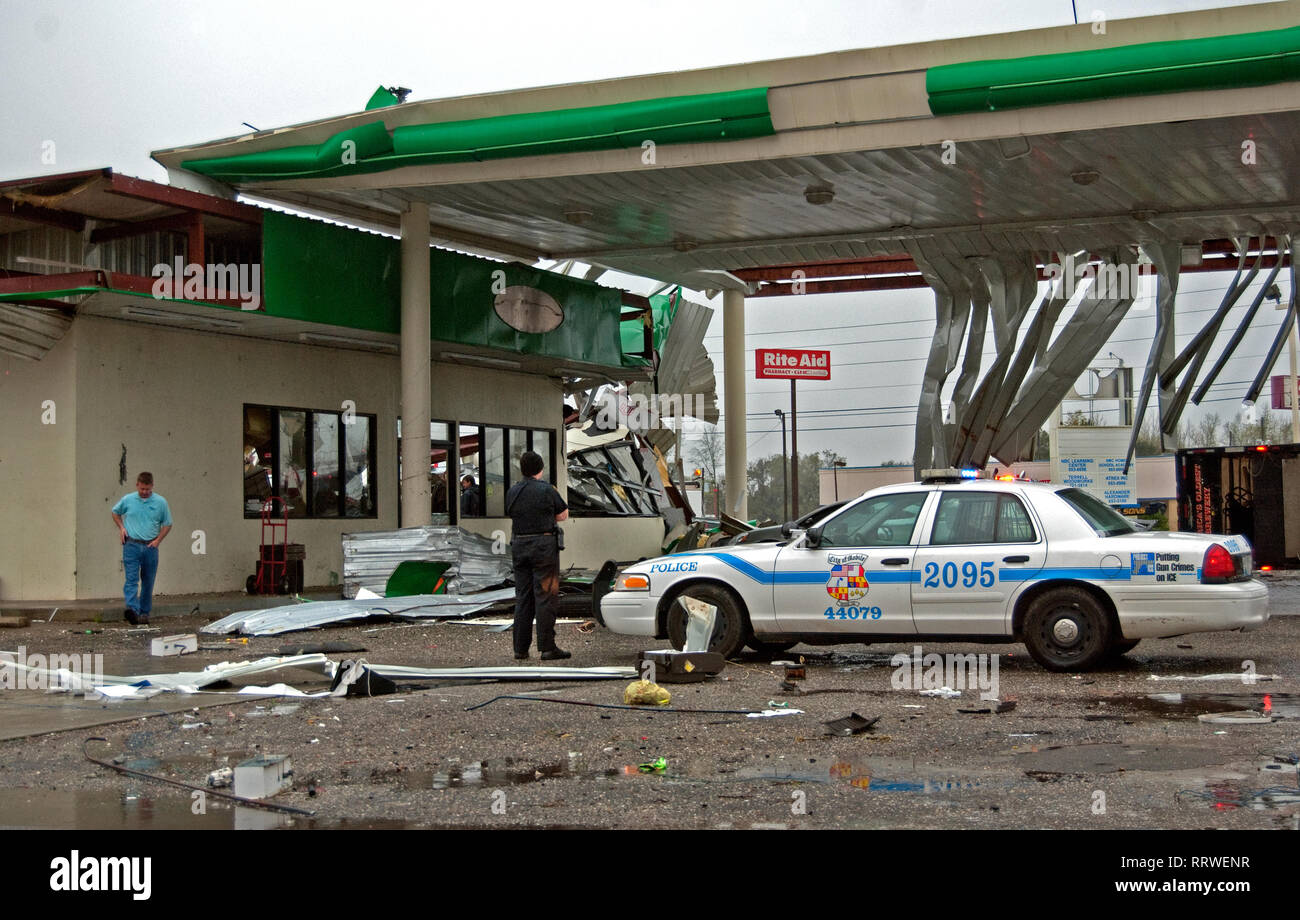 Un poliziotto Mobile si erge di fronte a BP gas station in Theodore, Alabama a seguito di un EF-2 tornado, 9 marzo 2011. Foto Stock