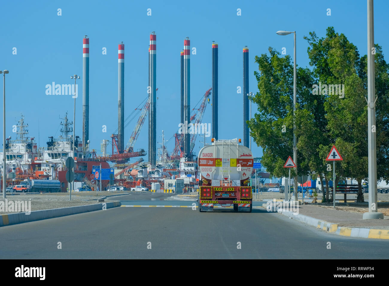 Petroliera vicino a Port Zayed contro piattaforme petrolifere e navi cargo Foto Stock