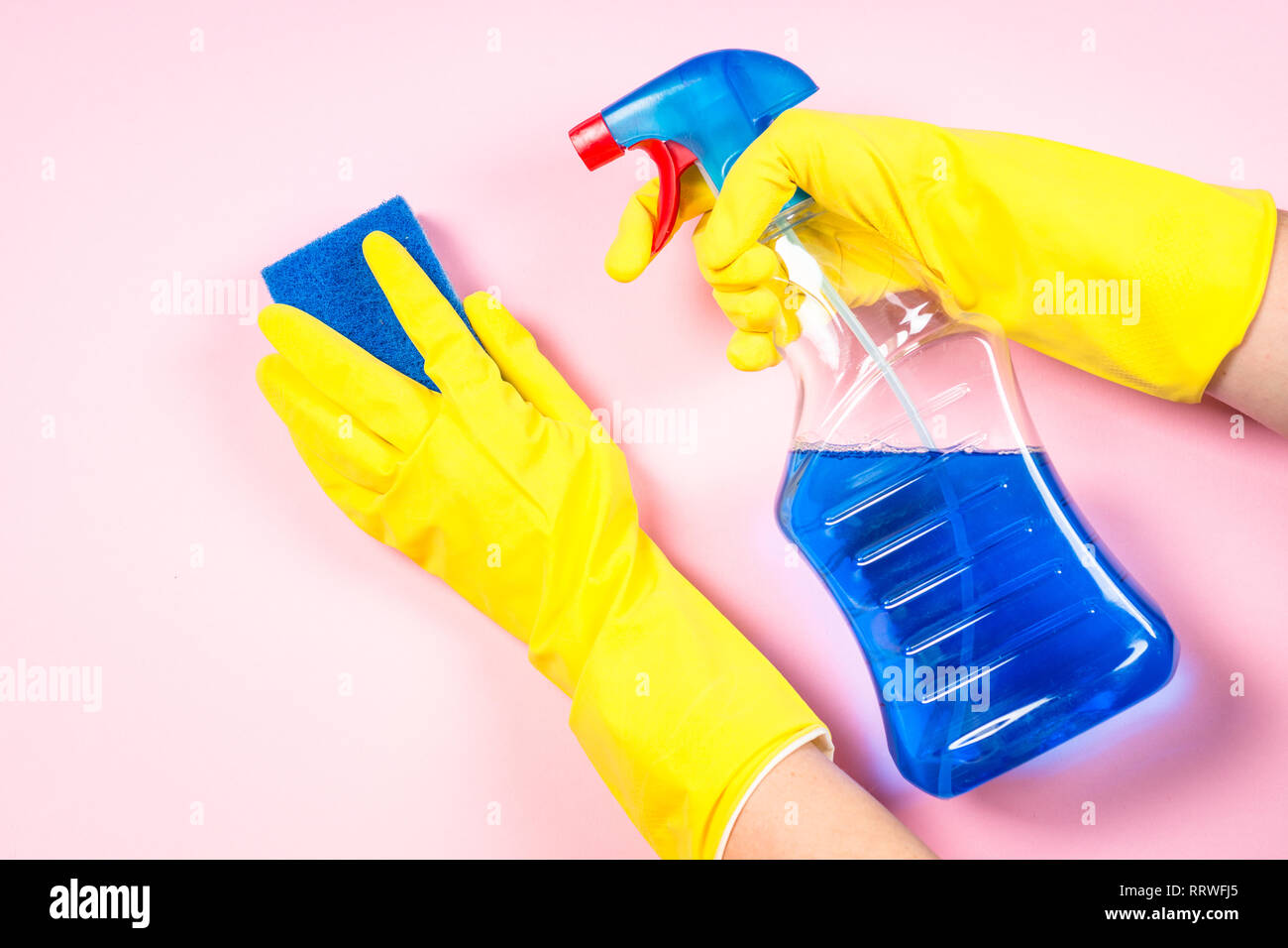 Il concetto di pulizia con un panno in microfibra, guanti e spray per la pulizia di agente. Foto Stock