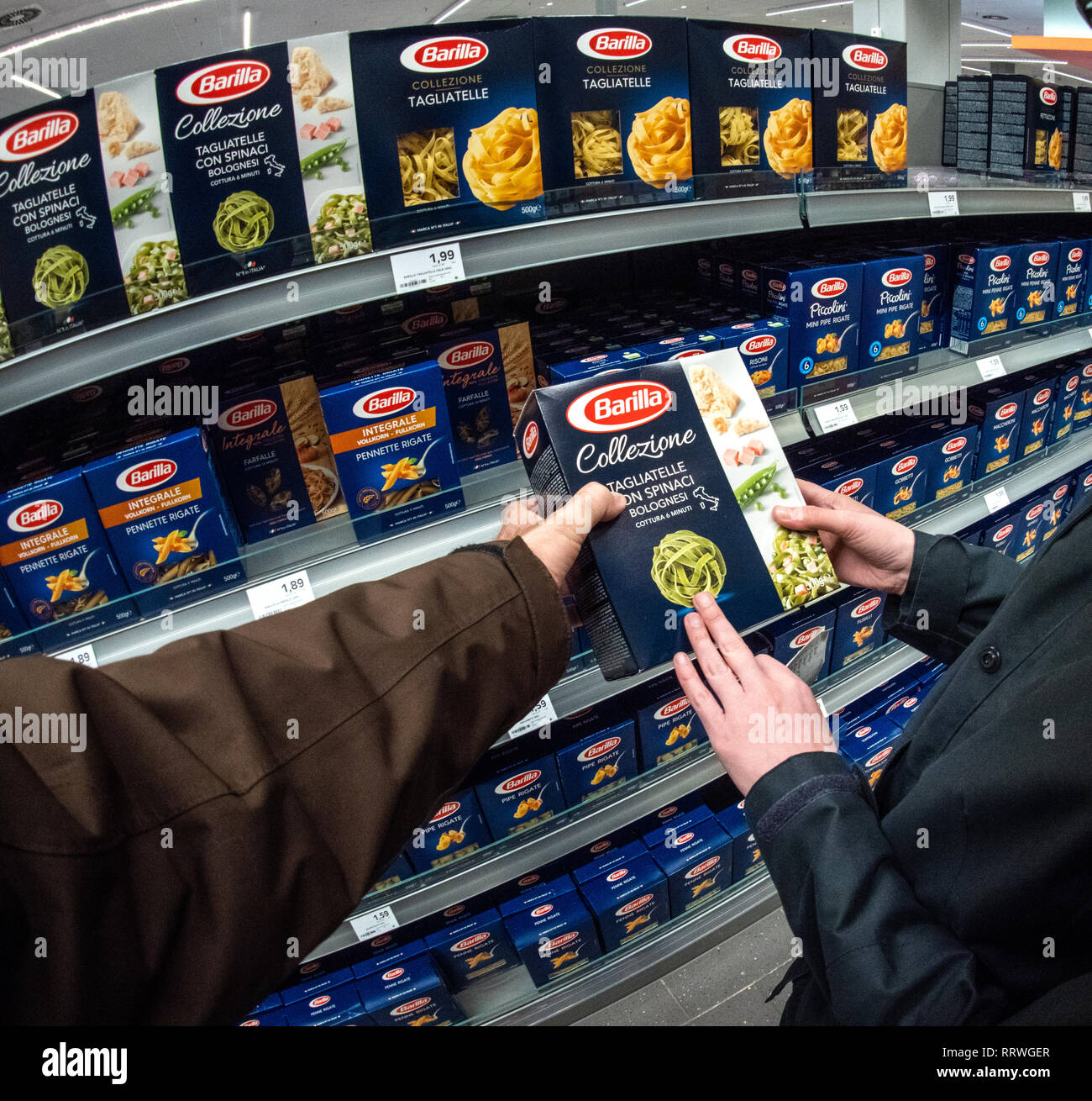 Francoforte, Germania - Mar 5, 2017: l uomo e la donna l'acquisto la pasta Barilla Tagliatelle con Spinaci Bolognese in tedesco supermercato alimentare - shopping per il cibo negozi di generi alimentari Foto Stock