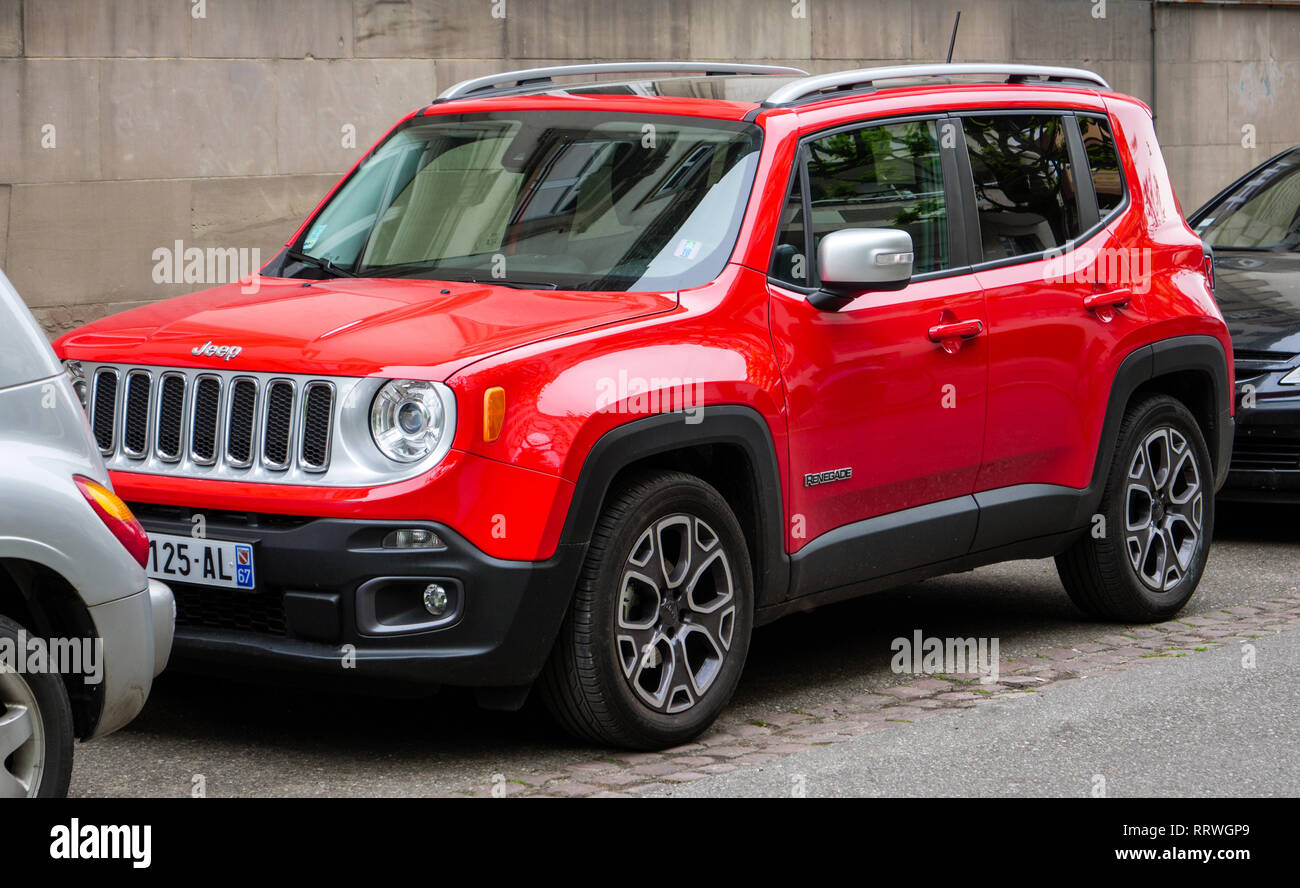 Parigi, Francia - Mar 5, 2018: nuovo bellissimo rosso Jeep Renegade parcheggiata tra alle automobili sulla città francese street Foto Stock