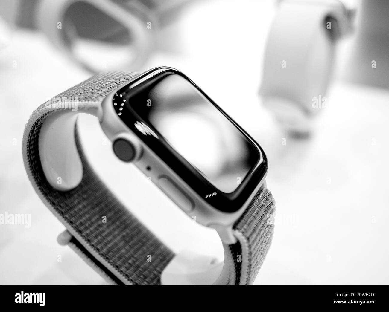 Parigi, Francia - Oct 25, 2018: Ultimo Apple Guarda serie 4 smartwatch dispositivo indossabile prodotta da Apple Computer dimostrazione - bianco e nero composizione forte Foto Stock