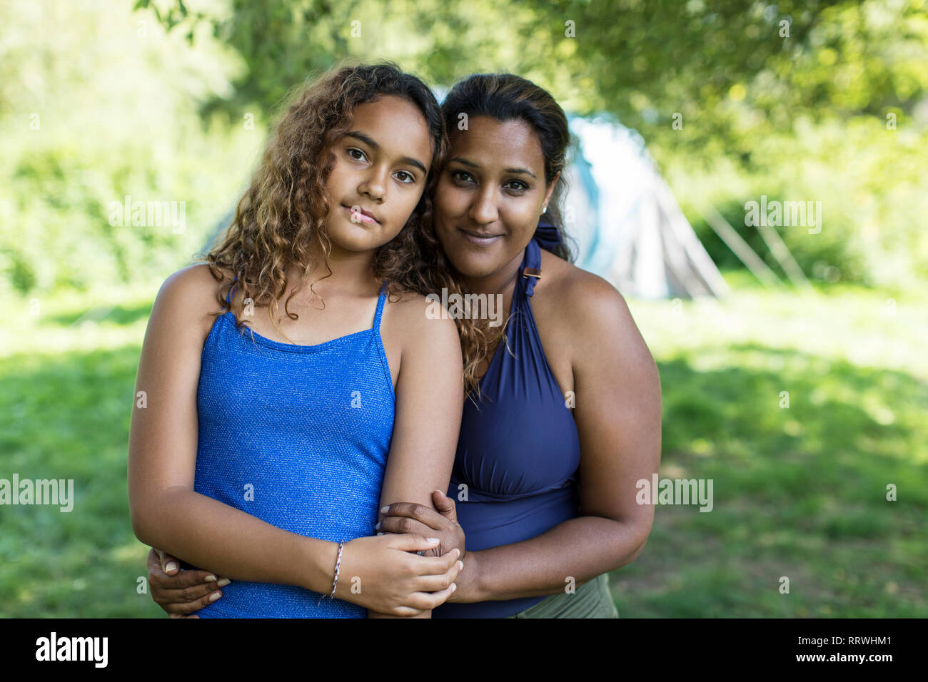 Ritratto affettuoso madre e figlia al campeggio Foto Stock