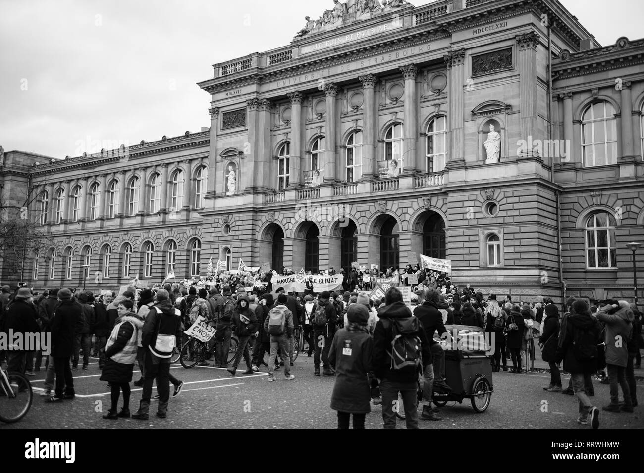 Strasburgo, Francia - 8 dicembre 2018: folla in marcia nel centro di Strasburgo alla protesta nationawide Marche Pour Le climat davanti all Università di Strasburgo - bianco e nero Foto Stock