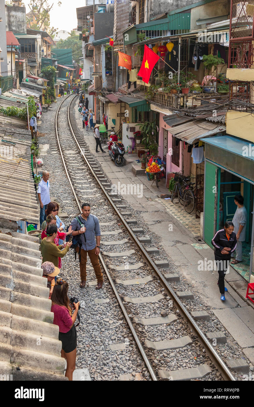 Vista del treno di Hanoi street tra Le Duan e Kham Thin Street in Hanoi old quarter, Hanoi, Vietnam Asia Foto Stock