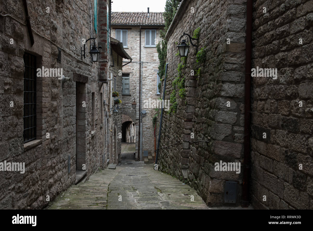 Medieval old street a Gubbio in Umbria, Italia centrale Foto Stock