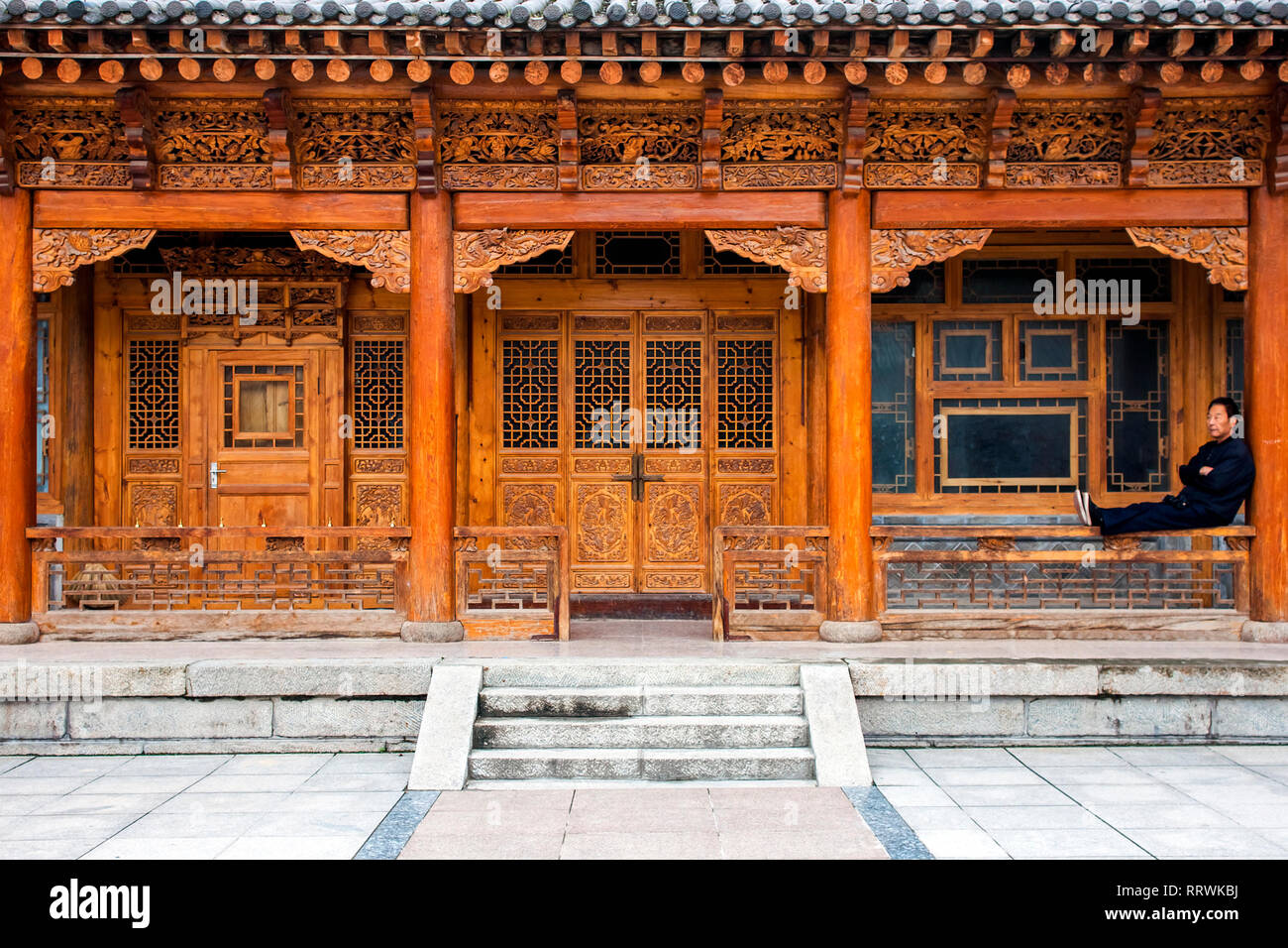 Cina, XINING - Settembre 15, 2018. In legno tradizionale architettura cinese di una casa storie. Cortile interno di un rinnovato edificio orientali. Foto Stock