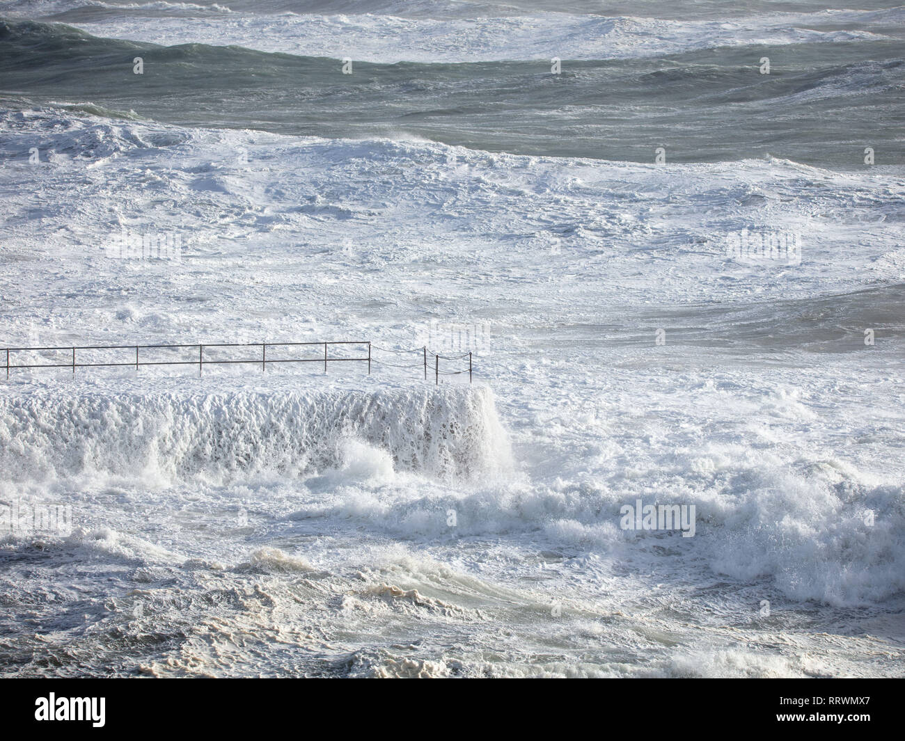 Il frangiflutti Porthleven sempre colpito da una forte marea. Foto Stock