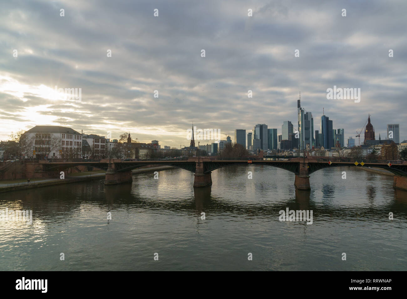 Tramonto mozzafiato vista dell'orizzonte finanziario di Francoforte. Le foto sono state scattate dal Floesserbruecke durante ore blu in febbraio. In tal modo l'ufficio Foto Stock