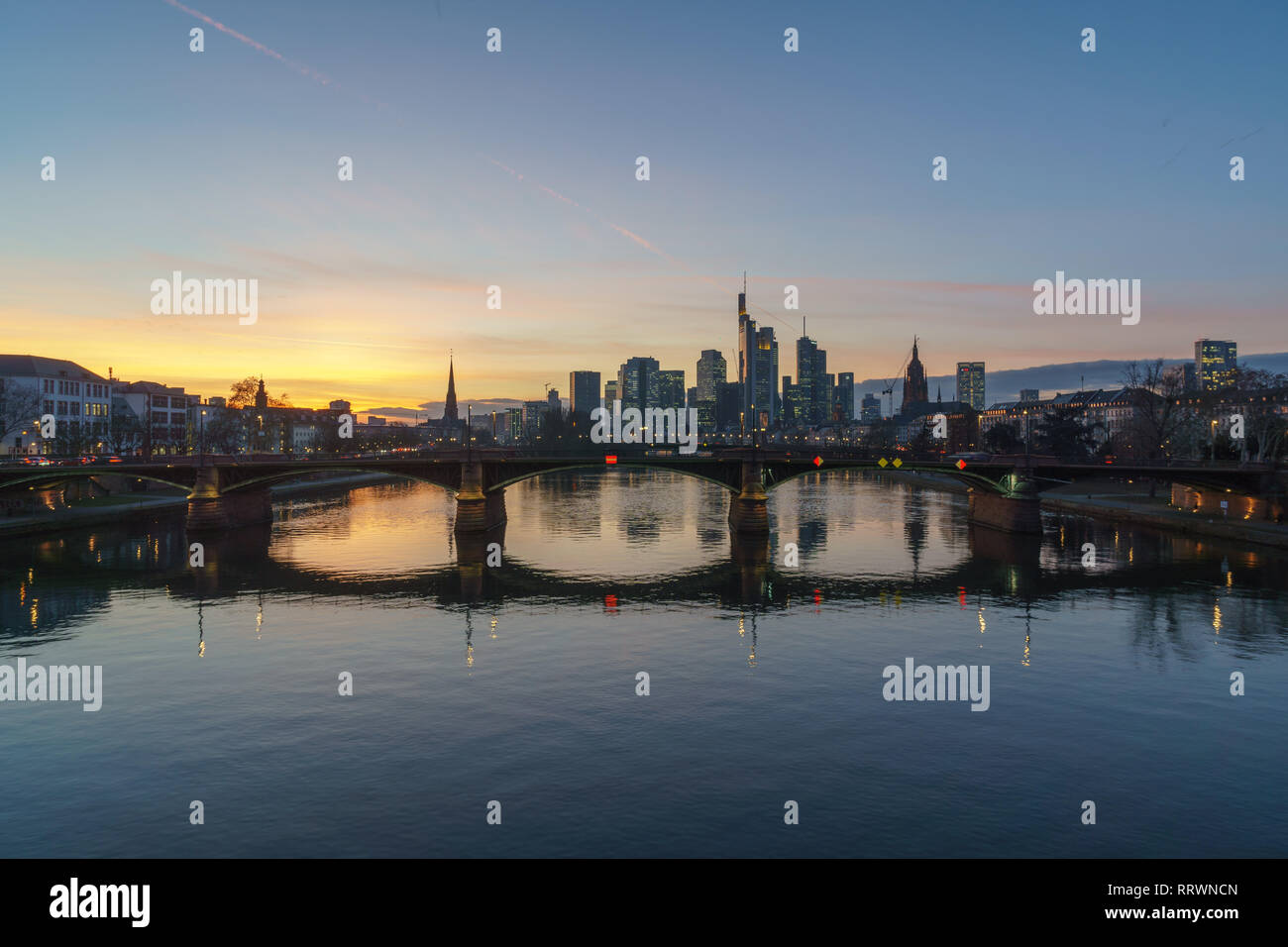 Tramonto mozzafiato vista dell'orizzonte finanziario di Francoforte. Le foto sono state scattate dal Floesserbruecke durante ore blu in febbraio. In tal modo l'ufficio Foto Stock