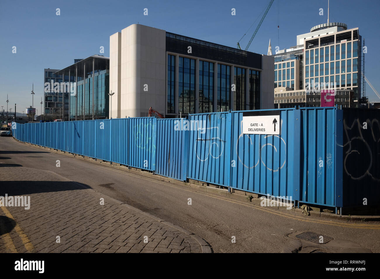 Febbraio 2019 - blu accaparramento di recinzione attorno ad un sito in costruzione nel centro di Cardiff, vicino alla stazione. Foto Stock