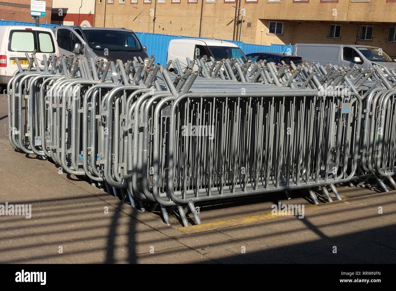 Febbraio 2019 - Pile di barriere folla pronto per gli spettatori hanno partecipato al grande gioco di rugby a Cardiff. Foto Stock