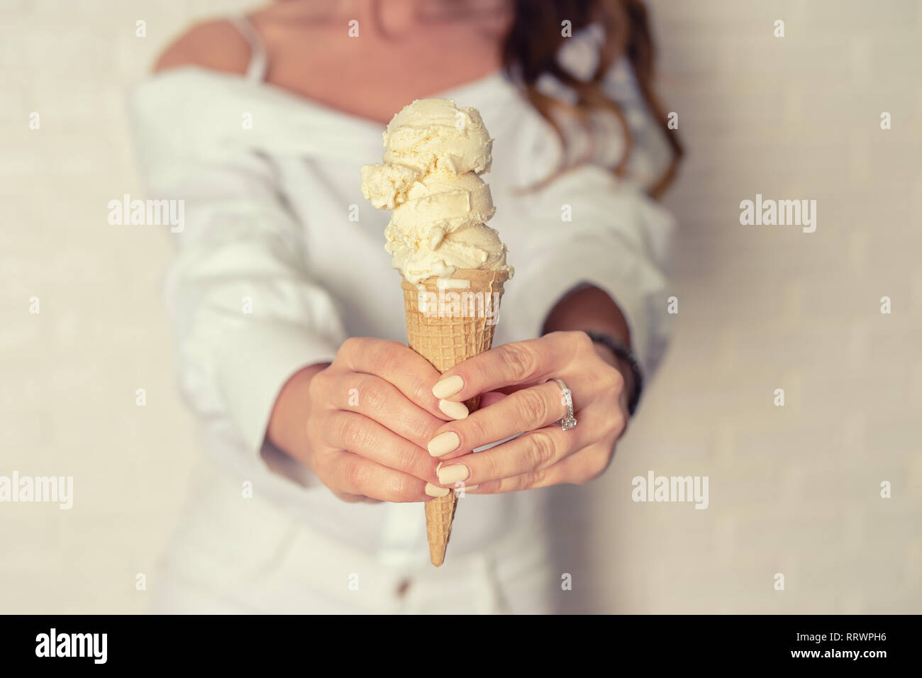 Crop colpo di cono gelato nella donna la mano, effetto vintage Foto Stock