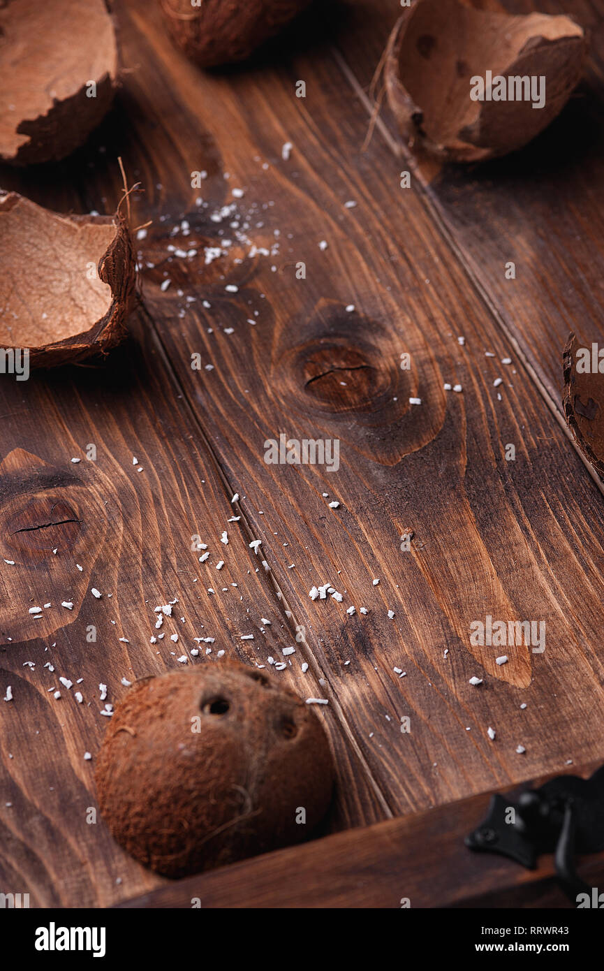 Vuoto di gusci di noce di cocco su un tavolo di legno Foto Stock