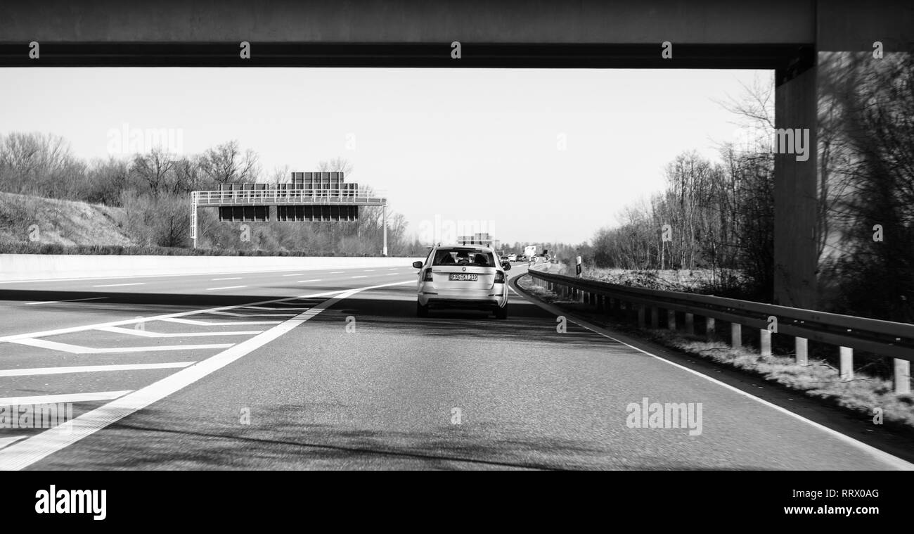 Germania - Feb 25, 2018: Carro Skoda Octavia 4x4 alla guida di auto veloci sulla giornata invernale autostrada tedesca con la direzione Offenburg, Basilea, Frankfurt - bianco e nero Foto Stock