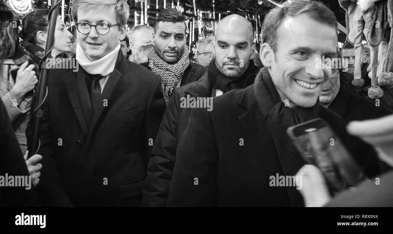 Strasburgo, Francia - Dic 14, 2018: sorridente il presidente francese Emmanuel Macron scuote le mani con i membri di una folla al Mercato di Natale dopo aver reso omaggio alle vittime degli attacchi terroristici dell'11 dicembre Foto Stock