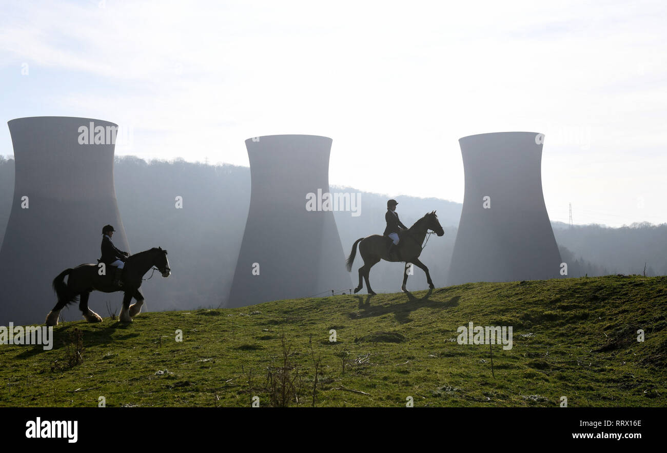 Equitazione come il paesaggio rurale incontra il settore urbano Gran Bretagna Uk 2019 raccolta di immagini da David Bagnall Fotografia Foto Stock