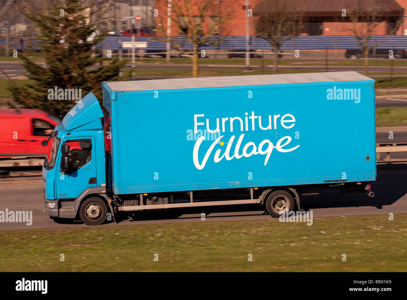 Furgone di consegna Furniture Village. Grande camion blu. Furgone DAF LF Euro 6 Foto Stock