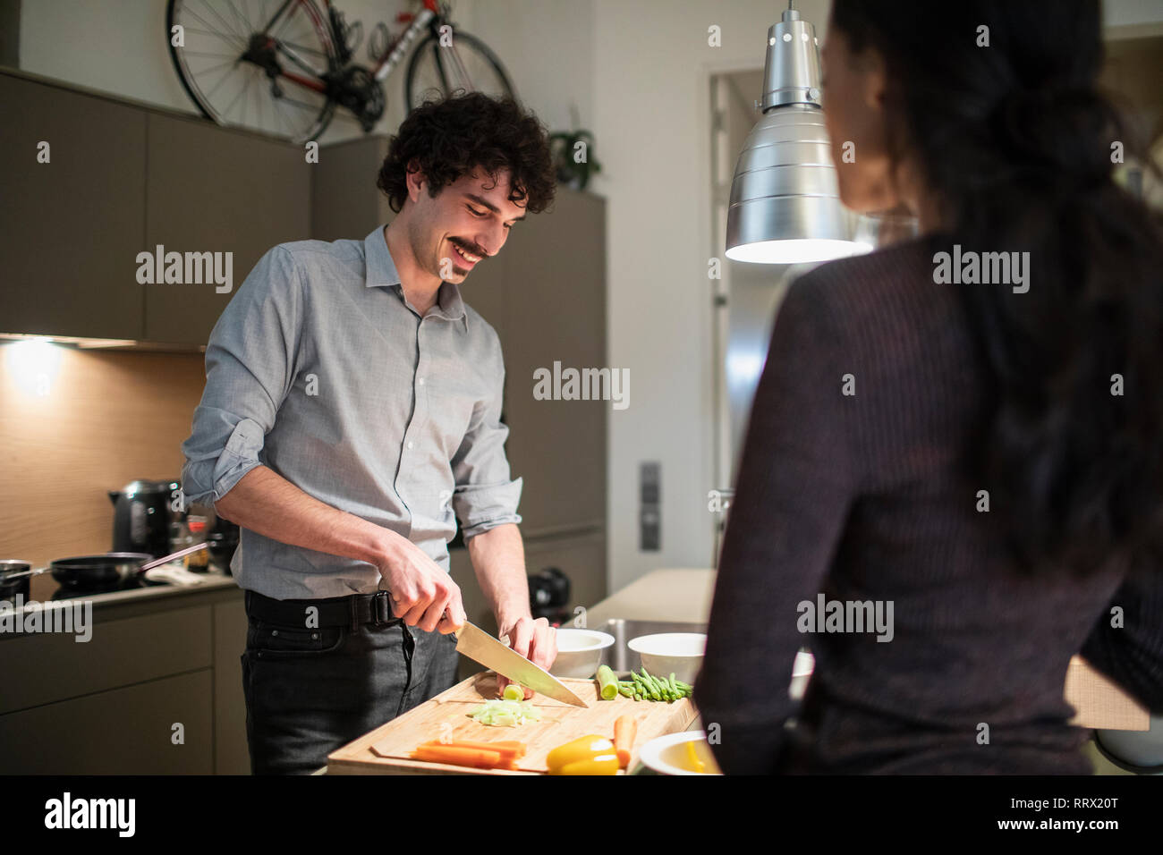 Accoppiare il taglio di vegetali, cucinare la cena in appartamento cucina Foto Stock