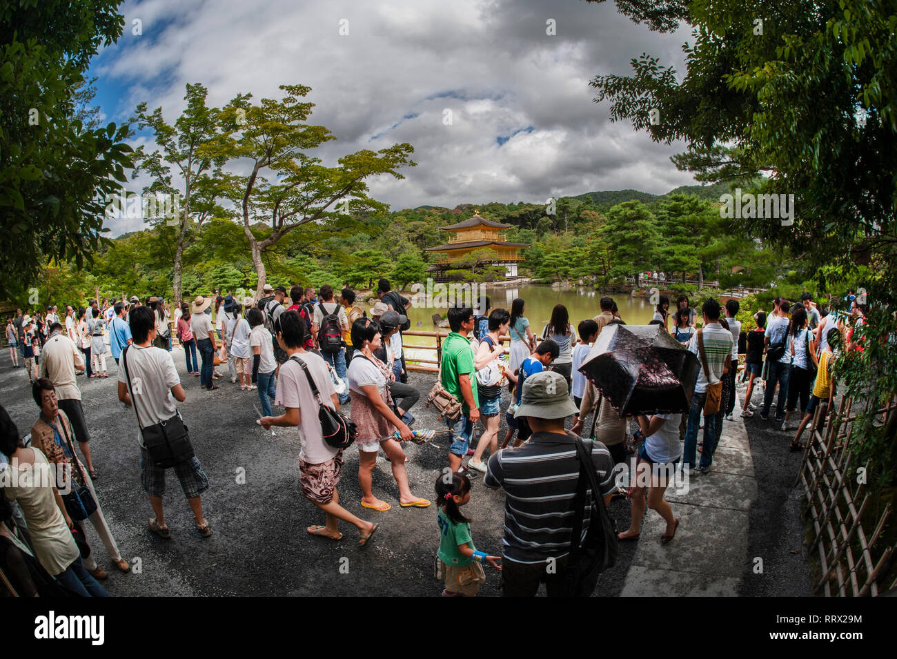 La folla di turisti presso il Padiglione Dorato, Kyoto, Giappone. Foto Stock