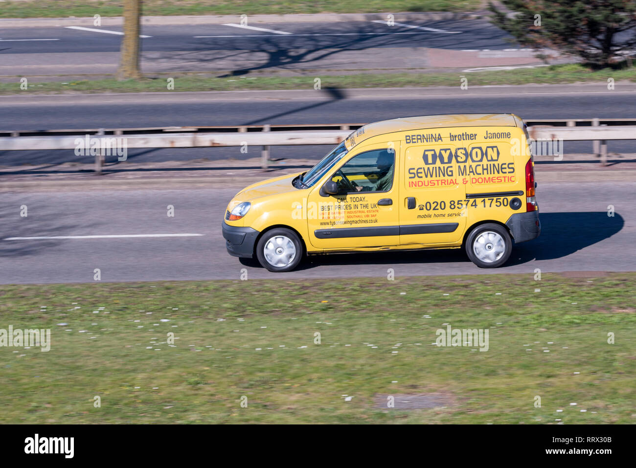 Tyson macchine da cucire. Industriale e domestico. Attività commerciale van la guida su strada Foto Stock