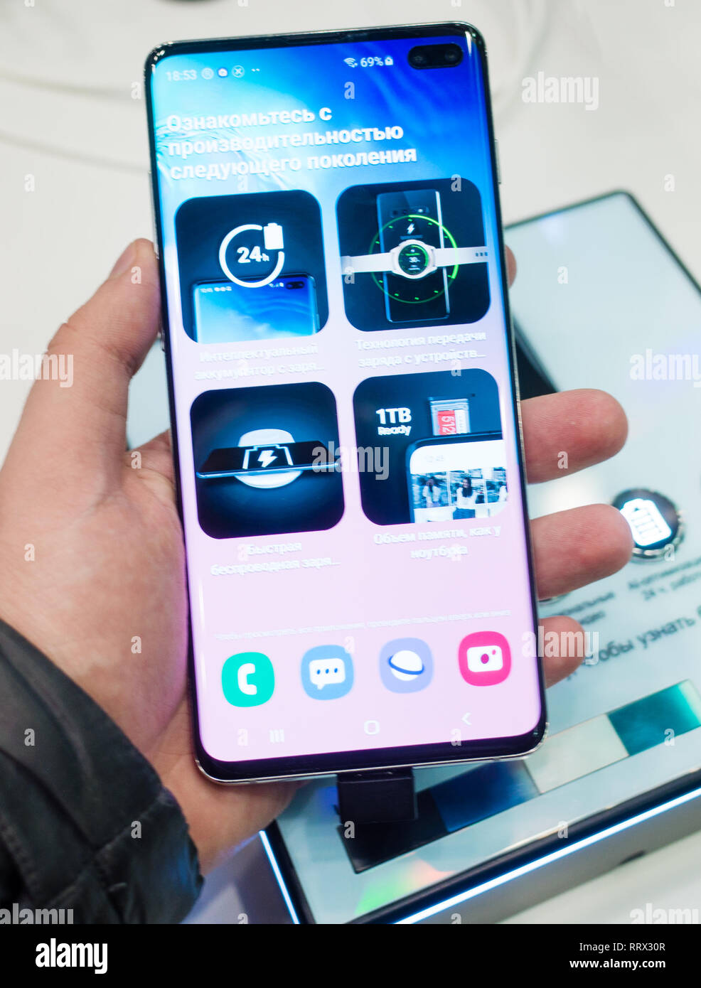 Febbraio 28, 2019 Mosca, Russia. Il nuovo smartphone da Samsung Galaxy S10+ sul ripiano nello store dei gadget. Foto Stock