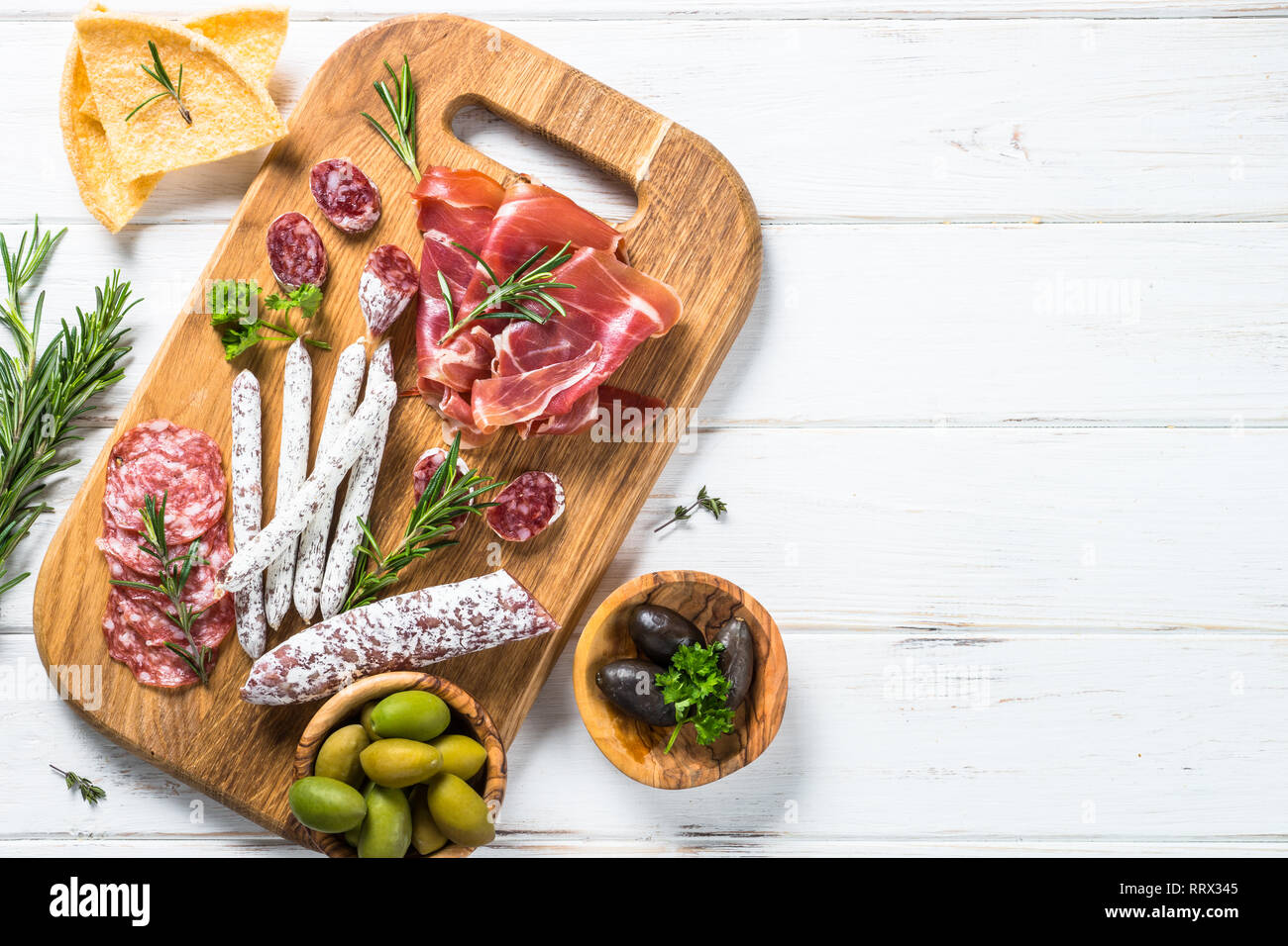 Antipasti all'italiana con salame, prosciutto e olive su bianco. Foto Stock