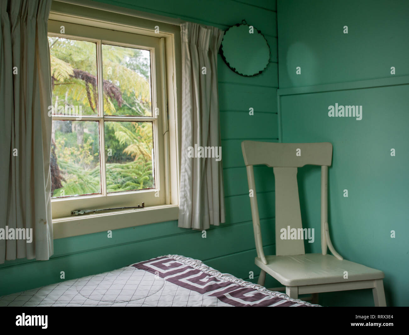 Camera da letto con sedia, Suore della Compassione Convento, Gerusalemme, Whanganui River, Nuova Zelanda Foto Stock