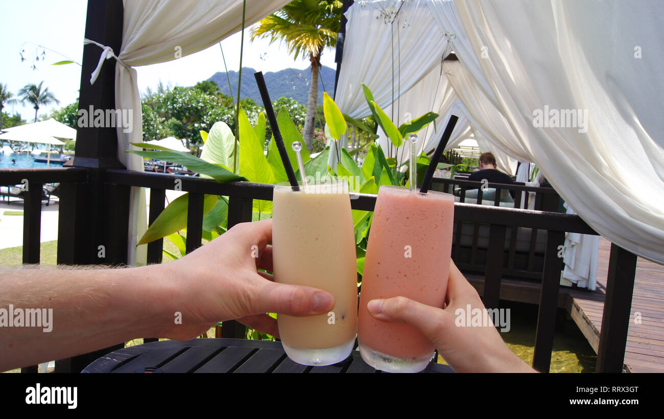 KEDAH, Langkawi, Malesia - Aprile 07th, 2015: fragola e vaniglia milk shake in un hotel di lusso in piscina Foto Stock