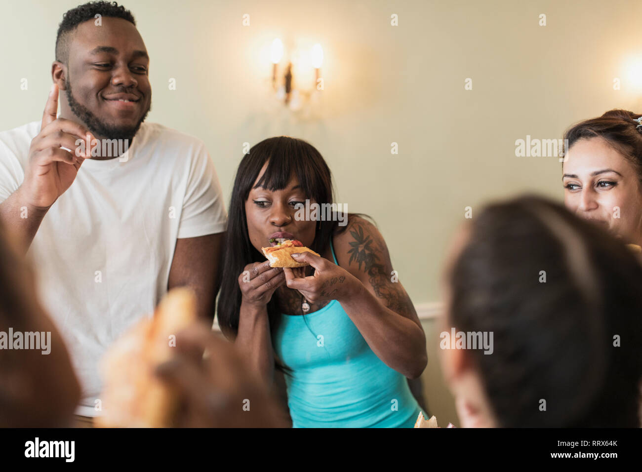 Madre e figlio adolescente di mangiare la pizza Foto Stock