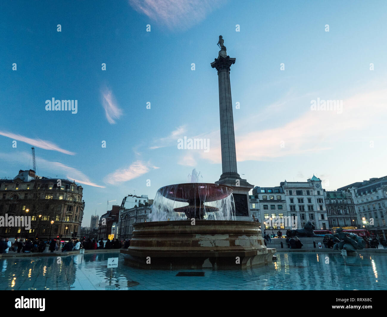 Fontana & Nelsons Column a Trafalgar Square a Londra, Inghilterra. Foto Stock