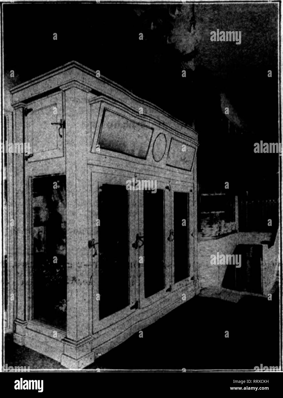 . Fioristi' review [microformati]. Floricoltura. Sbptbmbbb 12, 1912. I fioristi"Review 33 destra Dlsplay'ls il grande segreto del successo Iri il vostro Buslriesis. Forse non hai mai guardato questo frigorifero questione nella sua vera luce. Ottenere il diritto di fiori è solo metà della battaglia. La vendita è il tuo grande proposizione. Un frigorifero McCray si gioca una parte essenziale per ottenere i vostri fiori nei vostri clienti' mani e ottenere il loro denaro nel vostro cassetto dei contanti. Centinaia di fioristi hanno trovato questo fuori per la loro crescente profitto. Hanno trovato che in aggiunta al risparmio di questi grandi mone Foto Stock