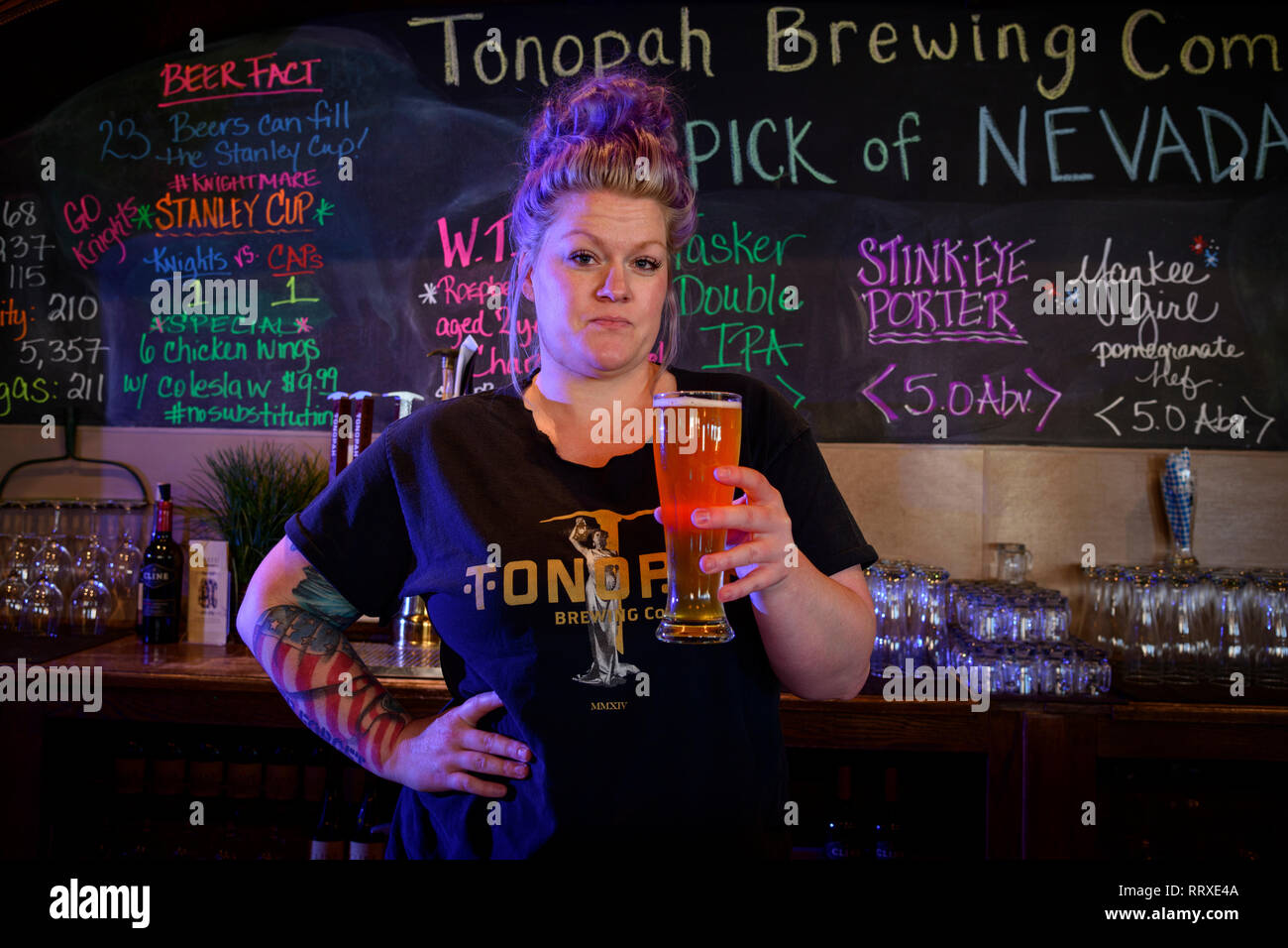 America del Nord, America, Americana, STATI UNITI D'AMERICA, Nevada, Grande Bacino, Nye County, a Tonopah, Tonopah Brewing Company, Tianna Novack e una birra al bar Foto Stock