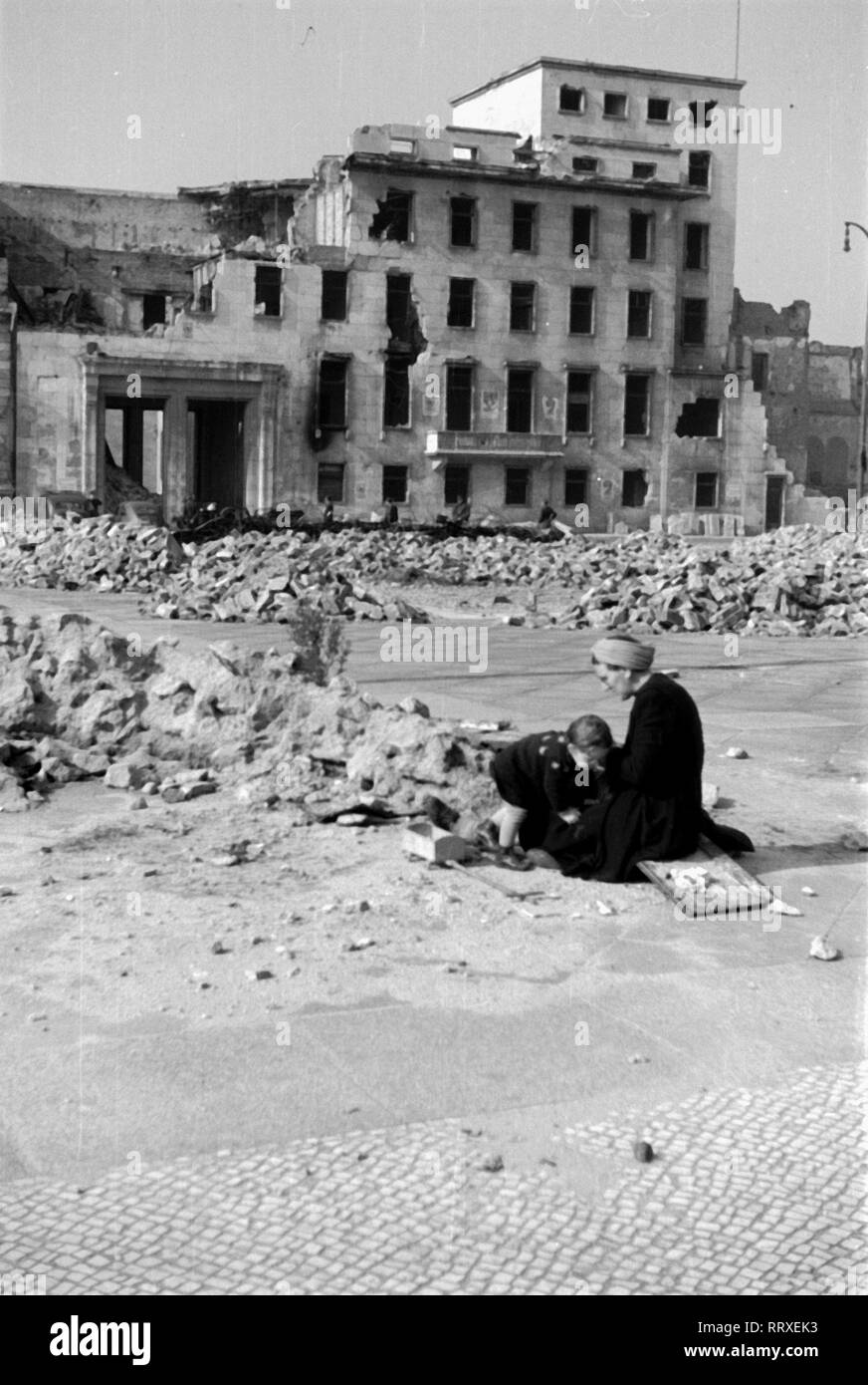 Berlino - Nachkriegsdeutschland - Berlino - Nachkriegsdeutschland, Mai 1946. Junge Mutter mit tipo vor der zerstörten Reichskanzlei. Una donna con il suo bambino di fronte al ha bombardato il 'Reichskanzlei" di Berlino, I.071- 39 Berlino, Reichskanzlei, 05/1946 Germania, seconda guerra mondiale, Hitler, architettura, distruggendo, Trümmerfrau, storico balcone Foto Stock