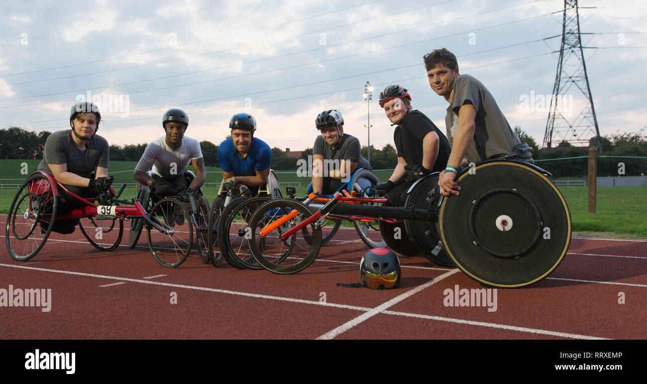 Ritratto fiducioso per paraplegici Formazione atleti per una sedia a rotelle in gara su sport track Foto Stock