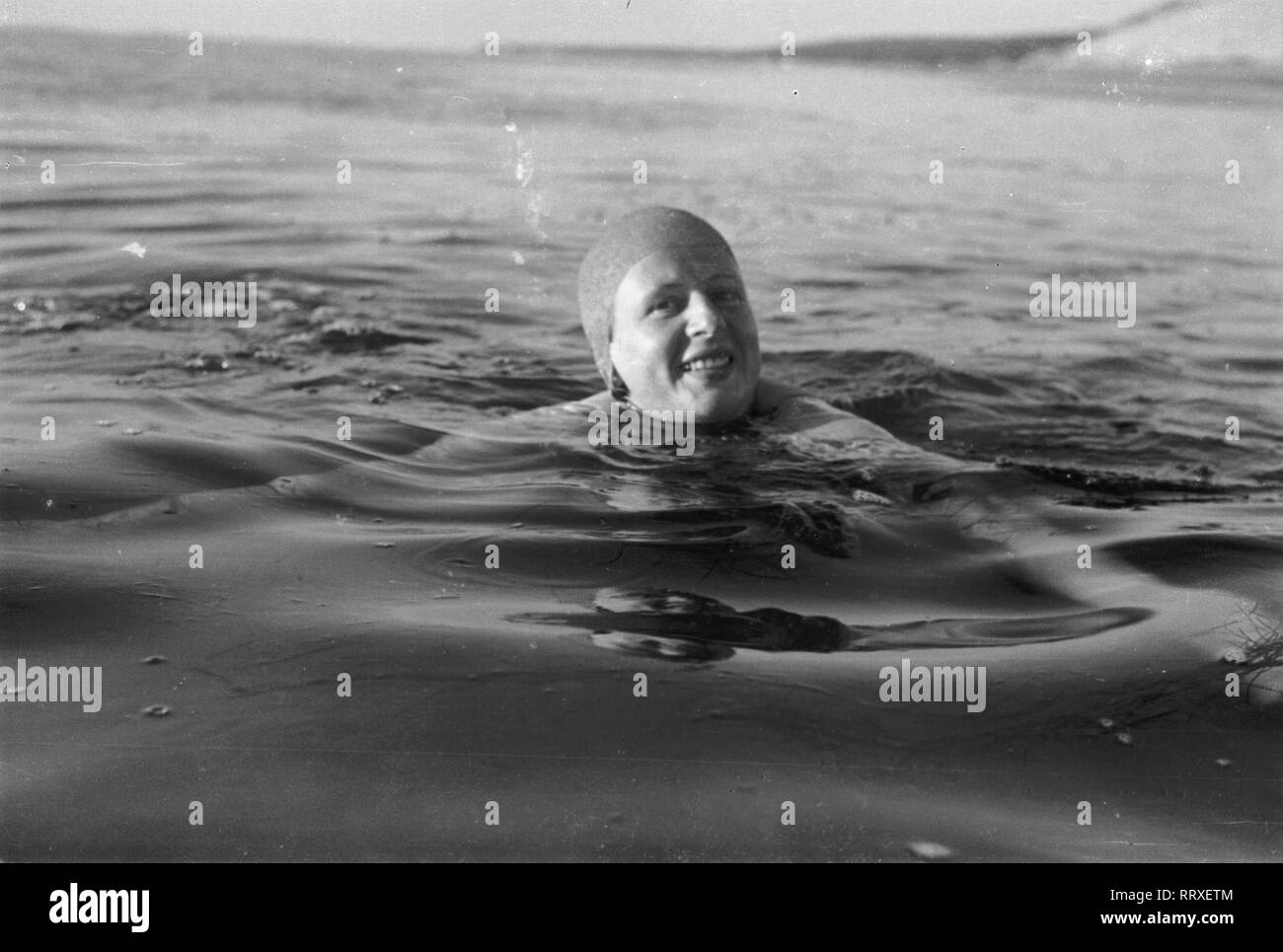 Donna - Frau, Wasser, vedere, Meer, Schwimmen, Badehaube, Badekappe, 1950er, 1950s Foto Stock