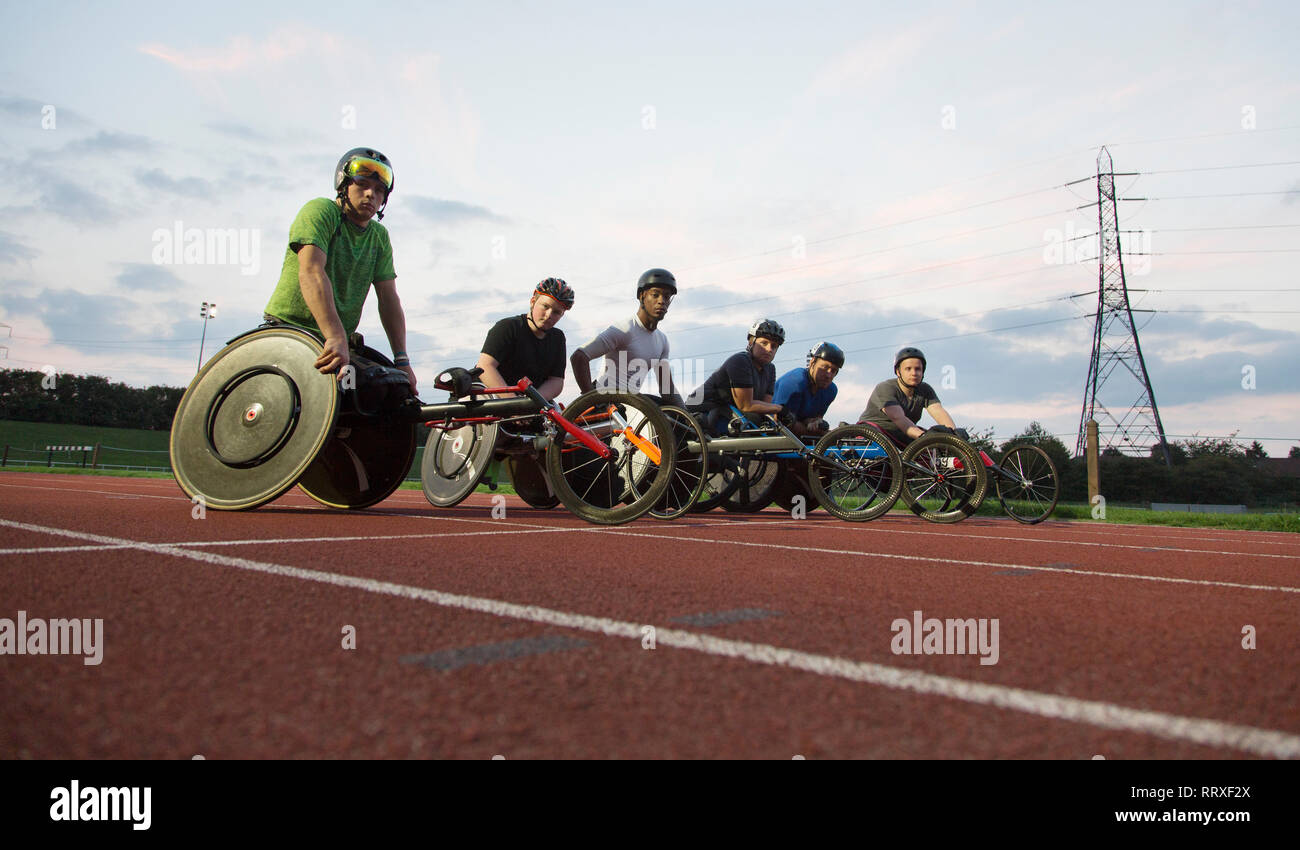 Ritratto fiduciosi, determinato per paraplegici Formazione atleti per una sedia a rotelle in gara su sport track Foto Stock