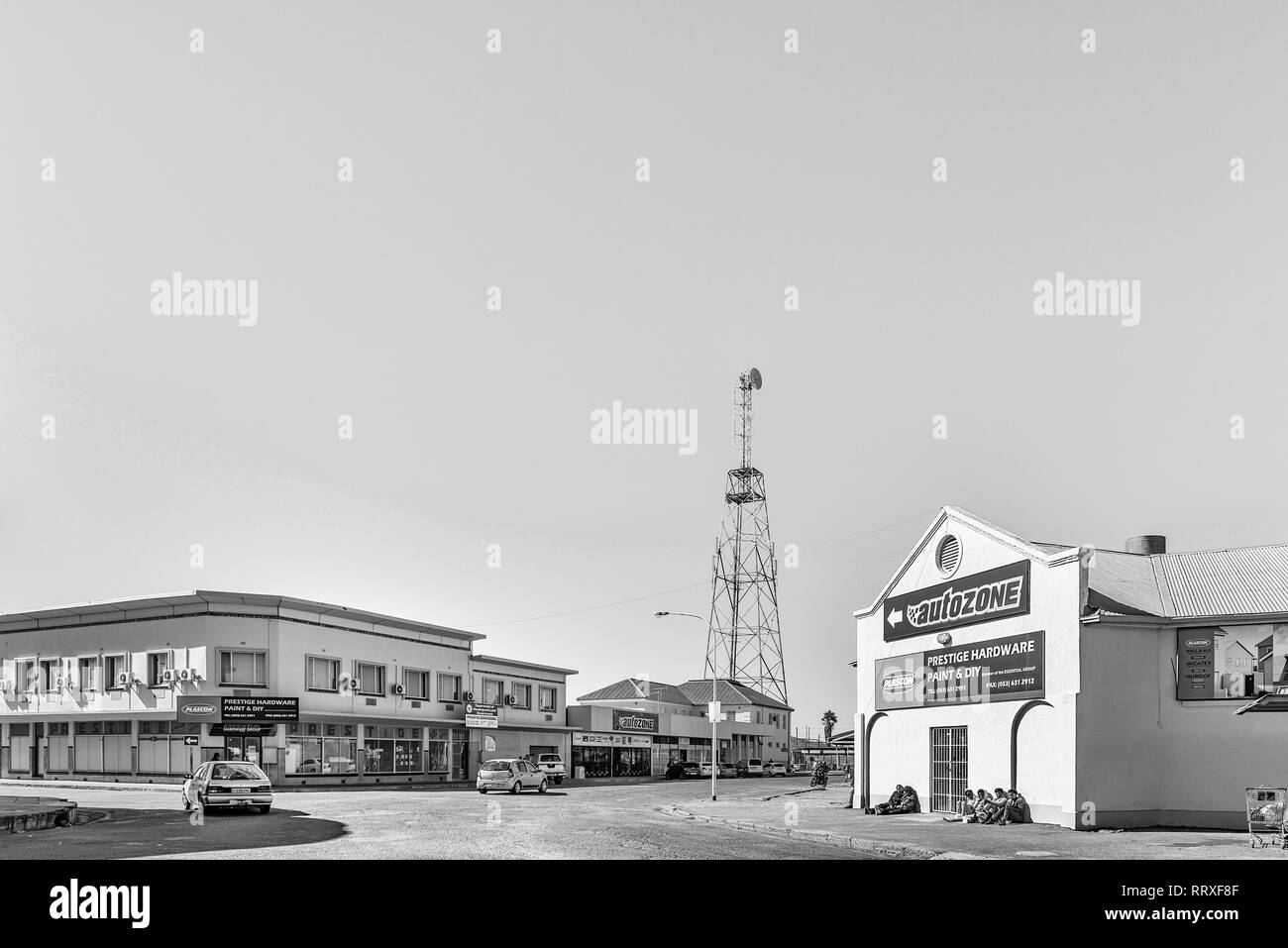 DE Aar, Sud Africa, 6 agosto 2018: una scena di strada, con le imprese, dei veicoli e delle persone, a De Aar nel nord della provincia del Capo. Una torre a microonde Foto Stock