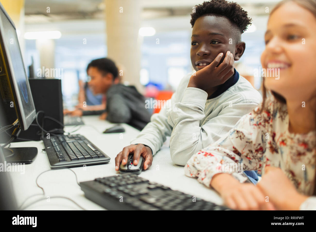 Junior alta degli studenti che utilizzano computer in laboratorio informatico Foto Stock