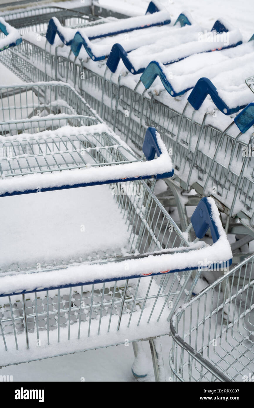 Tesco carrelli di shopping in inverno la neve Foto Stock