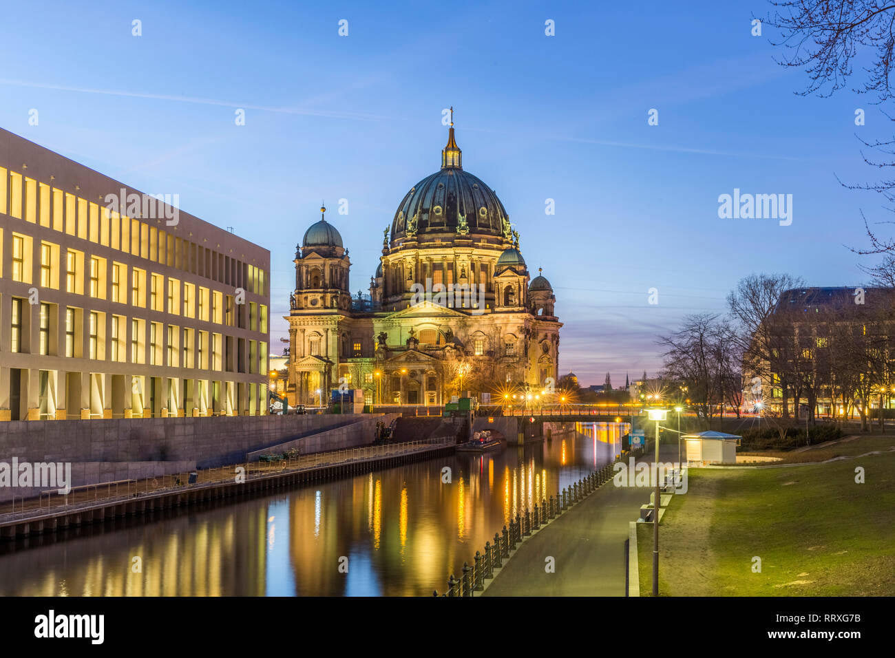 Vista serale della Cattedrale di Berlino con una riflessione sul fiume Sprea Foto Stock