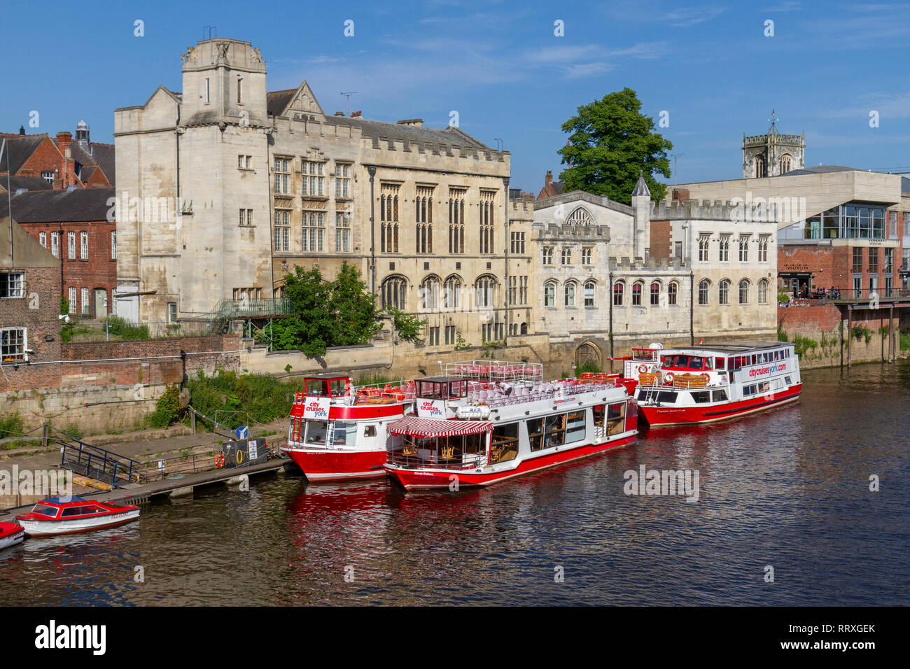 Le imbarcazioni turistiche appartenenti al City Cruises York ormeggiato sul fiume Ouse, città di York, UK. Foto Stock